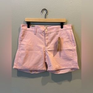 NWT | LEVI’S | Mid Rise Classic Chino Shorts